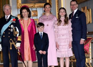 Schwedische Royals feiern Nationalfeiertag Die schwedische Königsfamilie auf einem offiziellen Porträt zum Nationalfeiertag 2024. / Source: imago/TT