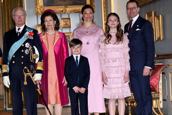 Die schwedische Königsfamilie auf einem offiziellen Porträt zum Nationalfeiertag 2024. / Source: imago/TT