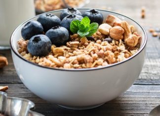 Entzündungshemmende Lebensmittel, die jeder regelmäßig essen sollte Blaubeeren und Nüsse gehören zu den entzündungshemmenden Lebensmitteln. / Source: soeka/Shutterstock.com