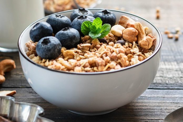 Blaubeeren und Nüsse gehören zu den entzündungshemmenden Lebensmitteln. / Source: soeka/Shutterstock.com