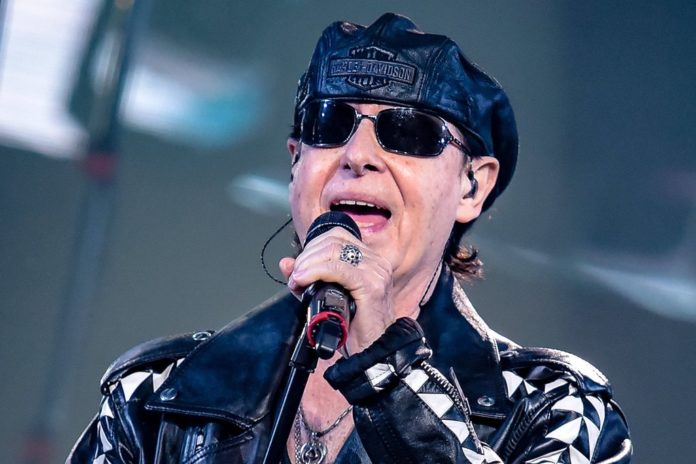 Die Scorpions um Sänger Klaus Meine bekommen einen Film. / Source: imago/Jan Huebner