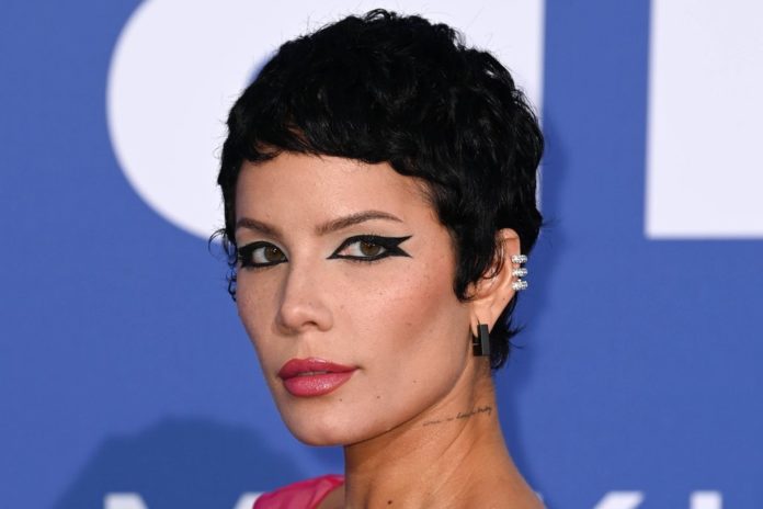 Halsey hat ihren Kampf mit einer Erkrankung öffentlich gemacht. / Source: imago/PA Images