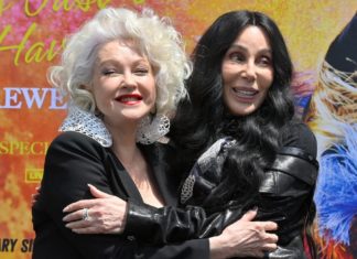 In Hollywood-Zement verewigt: Cher feiert Cyndi Lauper Cyndi Lauper und Cher stehen sich nahe. / Source: IMAGO/UPI Photo