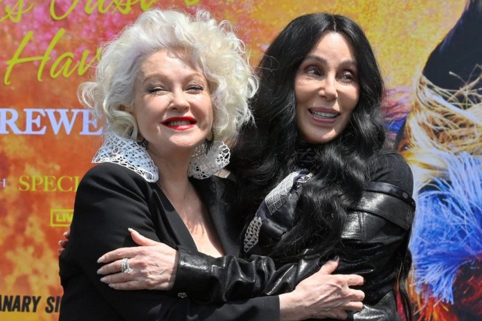 Cyndi Lauper und Cher stehen sich nahe. / Source: IMAGO/UPI Photo