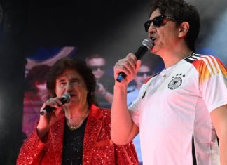 Olaf der Flipper & Matze Knop: “Wir sind bereit für ein Sommermärchen” Olaf der Flipper (li.) und Matze Knop wollen mit ihrem Titel "Wir sagen Dankeschön 2024 (Stadion Version)" weiter auftreten. / Source: imago images/nicepix.world