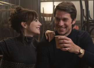 “Emily in Paris”: Erste Bilder stimmen auf Staffel vier ein Emily und Gabriel wirken sehr vertraut auf neuen Bildern zu "Emily in Paris". / Source: Stephanie Branchu/Netflix