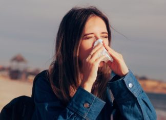 Urlaub im Ausland: Was tun, wenn man krank wird? Wer richtig vorbereitet ist, muss sich bestenfalls auch bei Krankheit im Urlaub keine Sorgen machen. / Source: Nicoleta Ionescu/Shutterstock.com