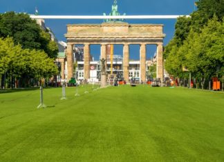 Der Countdown läuft: Die größten Public Viewings zur EM in Deutschland In Berlin ist bereits angerichtet: Auf der Fanmeile vor dem Brandenburger Tor ist ein spezieller Kunstrasen für das besondere Fußball-Flair verlegt worden. / Source: imago/Wolfgang Maria Weber