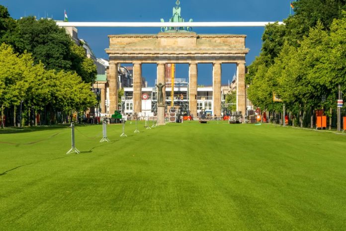 In Berlin ist bereits angerichtet: Auf der Fanmeile vor dem Brandenburger Tor ist ein spezieller Kunstrasen für das besondere Fußball-Flair verlegt worden. / Source: imago/Wolfgang Maria Weber