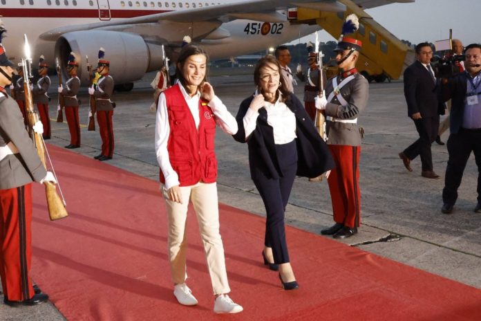 Königin Letizia (l.) und die stellvertretende Außenministerin María Luisa Ramírez am Flughafen in Guatemala. / Source: imago/CordonPress