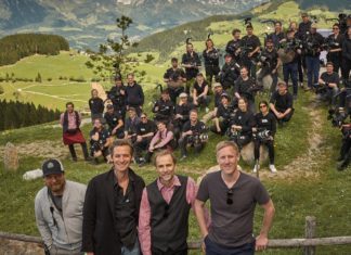 Jan Georg Schüttes Impro-Serie geht weiter: Tobias Moretti stößt dazu Nach drei Tagen mit 45 Kameras sind die sechs 30-minütigen Episoden von "Die Hochzeit" (AT) abgedreht. Lars Jessen (v.l.n.r.), Nikolas Jürgens, Georg Schütte (Regie), Sebastian Schultz und 40 Kamerapersonen. / Source: ARD Degeto/Florida Film GmbH/Ricardo Gstrein