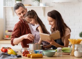 Gesundheit und Umwelt: Das sind die Vorteile pflanzlicher Ernährung Viele Familien ernähren sich zunehmend flexitarisch. / Source: Deli Reform