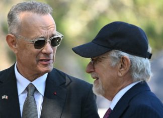 80. D-Day-Jahrestag: Tom Hanks und Steven Spielberg sind in Frankreich Tom Hanks (l.) und Steven Spielberg bei der US-Zeremonie zum 80. Jahrestag des D-Day am "Normandy American Cemetery and Memorial" in Colleville-sur-Mer. / Source: SAUL LOEB/AFP via Getty Images