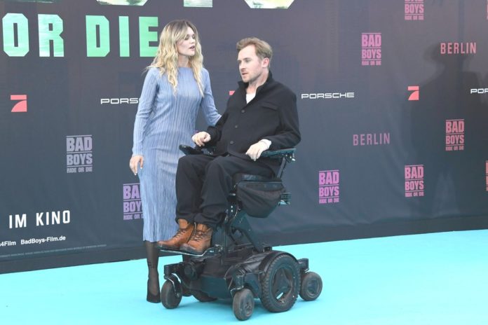 Samuel Koch mit seiner Ehefrau Sarah bei einem Auftritt in Berlin. / Source: imago/Marja