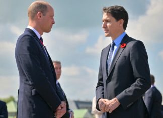 Frankreich-Reise: William und Justin Trudeau erinnern an D-Day Kanadas Premierminister Justin Trudeau (r.) im Gespräch mit Prinz William in Courseulles-sur-Mer. / Source: LOU BENOIST/POOL/AFP via Getty Images