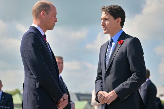 Kanadas Premierminister Justin Trudeau (r.) im Gespräch mit Prinz William in Courseulles-sur-Mer. / Source: LOU BENOIST/POOL/AFP via Getty Images