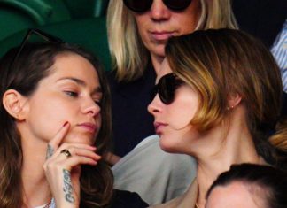 Cara Delevingne feiert zweiten Jahrestag mit Freundin Minke Cara Delevingne (r.) mit ihrer Freundin Minke im vergangenen Jahr beim Tennis-Turnier in Wimbledon. / Source: IMAGO/Shutterstock