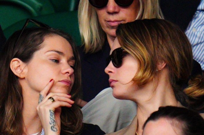 Cara Delevingne (r.) mit ihrer Freundin Minke im vergangenen Jahr beim Tennis-Turnier in Wimbledon. / Source: IMAGO/Shutterstock