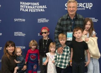 Alec und Hilaria Baldwin kündigen eigene Realityshow an Alec und Hilaria Baldwin mit ihren sieben Kindern. / Source: Sonia Moskowitz/Getty Images