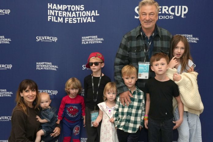 Alec und Hilaria Baldwin mit ihren sieben Kindern. / Source: Sonia Moskowitz/Getty Images