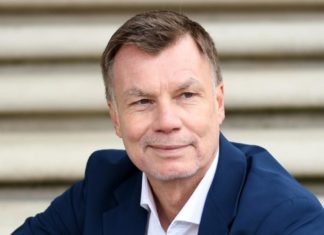 Thomas Helmer ersetzt Stefan Kuntz im “RTL EM-Studio” Thomas Helmer springt bei der RTL-Berichterstattung zur Europameisterschaft ein. / Source: RTL/Ludger Heitmann