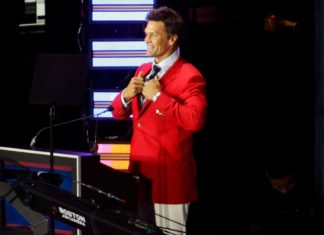 Stolz in Rot: Tom Brady in Ruhmeshalle der Patriots aufgenommen Einer der Größten des Football: Tom Brady / Source: IMAGO/Icon Sportswire