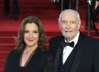 Ehrenoscar für “James Bond”-Produzenten Broccoli und Wilson "James Bond"-Produzenten Barbara Broccoli und Michael G. Wilson bekommen einen Ehrenoscar. / Source: imago/Future Image
