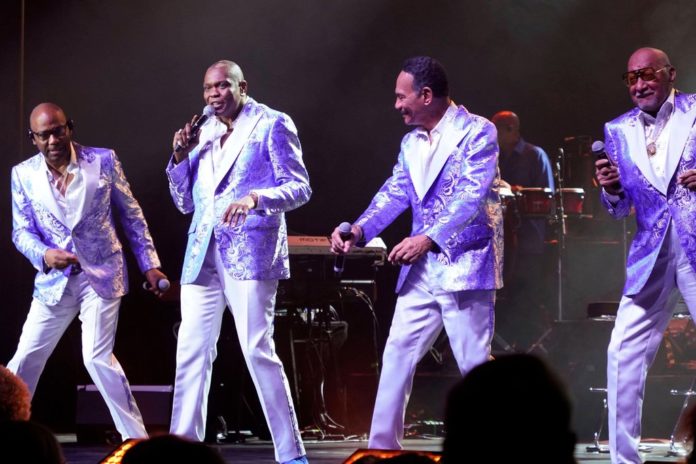 Lawrence Payton Jr, Alexander Morris (2.v.l.), Ronnie McNeir und Abdul Fakir von den The Four Tops 2022 bei einem Konzert. / Source: imago/Future Image