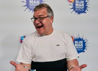 Stefan Raab vs. Regina Halmich: Elton wird Moderator des Boxkampfs Elton moderiert das Comeback seines TV-Ziehvaters Stefan Raab. / Source: IMAGO/Eventpress