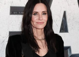 Courteney Cox wird 60: Prinz Harry und der Geist von Matthew Perry Courteney Cox, hier im Jahr 2023 abgelichtet, wurde auch durch die "Scream"-Filmreihe bekannt. / Source: imago images/Everett Collection