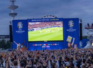Achtung! Am Dienstag laufen nur zwei Spiele der Europameisterschaft Am Dienstag ist nur zweimal Gelegenheit für Public Viewing. / Source: imago/Markus Matzel