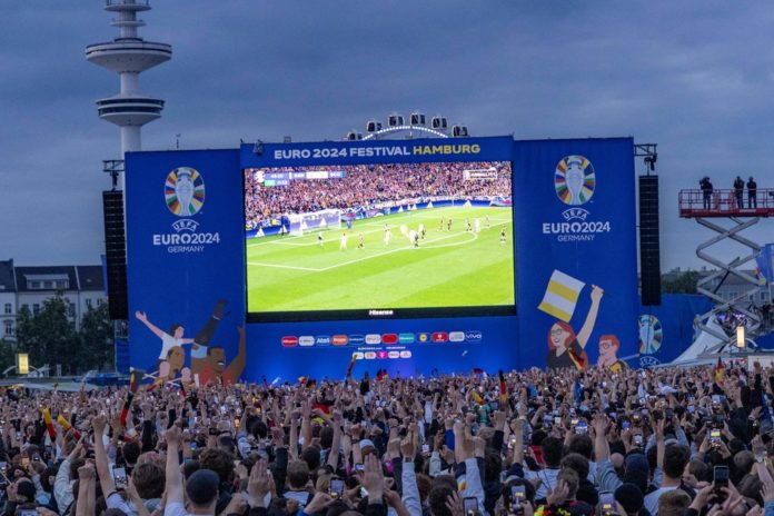 Nicht nur beim Public Viewing, sondern auch zu Hause sahen viele Millionen Deutsche den Auftakt der Heim-EM. / Source: imago/Markus Matzel