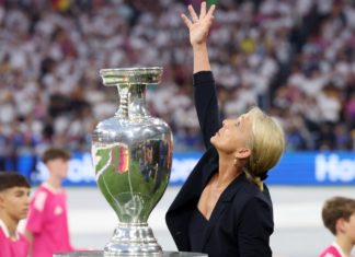 Ehefrau des verstorbenen Franz Beckenbauer schickt Kuss in den Himmel Beckenbauer-Witwe Heidi lässt einen Handkuss zu ihrem Franz fliegen. / Source: getty/Alexander Hassenstein