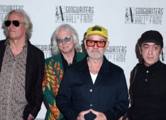 R.E.M. zum ersten Mal seit über 15 Jahren wieder auf der Bühne Peter Buck, Mike Mills, Michael Stipe und Bill Berry (v.l.n.r.) beim Event zur Aufnahme in die Songwriters Hall of Fame. / Source: imago images/ZUMA Press Wire