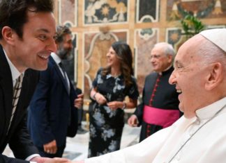 Jimmy Fallon und mehr: Papst Franziskus empfängt über 100 Comedians Papst Franziskus schüttelt dem US-Komiker und Late-Night-Talker Jimmy Fallon die Hand. / Source: imago images/ABACAPRESS