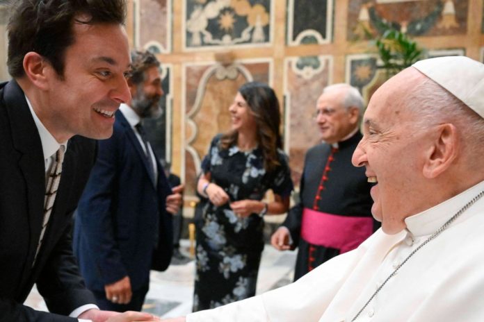 Papst Franziskus schüttelt dem US-Komiker und Late-Night-Talker Jimmy Fallon die Hand. / Source: imago images/ABACAPRESS