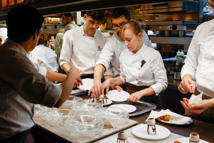 Mitarbeiterinnen und Mitarbeiter im Disfrutar, dem besten Restaurant der Welt, bereiten Speisen zu. / Source: Europa Press via Getty Images
