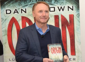 Erfinder von Robert Langdon wird 60: Was macht eigentlich Dan Brown? Mit seinen Thrillern wurde Dan Brown zum Bestsellerautor. / Source: Markus Wissmann/Shutterstock.com