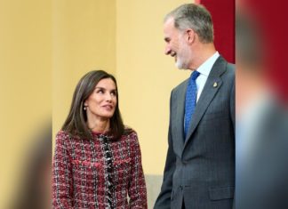 Felipe und Letizia von Spanien: Süße Szene bei offiziellem Meeting König Felipe und Königin Letizia von Spanien beim Treffen mit den Mitgliedern der "Prinzessin von Asturien"-Stiftung. / Source: getty/Carlos Alvarez / Getty Images