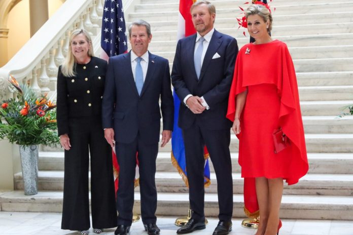 Brian Kemp und seine Frau Marty (li.) sowie König Willem Alexander und Königin Máxima im State Capitol in Atlanta. / Source: Nykieria Chaney/Getty Images