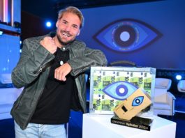 "Big Brother"-Kandidat Marcus nahm am Ende der Show die 100.000 Euro Preisgeld entgegen. / Source: Seven.One/Willi Weber