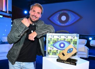 “Big Brother”: Kandidat Marcus gewinnt die aktuelle Staffel "Big Brother"-Kandidat Marcus nahm am Ende der Show die 100.000 Euro Preisgeld entgegen. / Source: Seven.One/Willi Weber