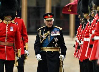 Vor “Trooping the Colour”: König Charles präsentiert die neuen Fahnen König Charles III. und die Kompanien Irish Guards während der Zeremonie auf Schloss Windsor. / Source: imago/i Images