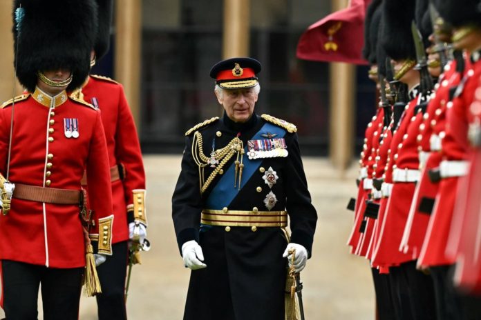 König Charles III. und die Kompanien Irish Guards während der Zeremonie auf Schloss Windsor. / Source: imago/i Images
