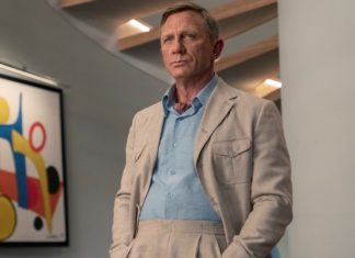 Drehstart für “Knives Out 3”: Foto zeigt Daniel Craig ganz verändert In "Glass Onion: A Knives Out Mystery" trug Daniel Craig alias Benoit Blanc noch raspelkurze Haare. / Source: John Wilson/Netflix © 2022