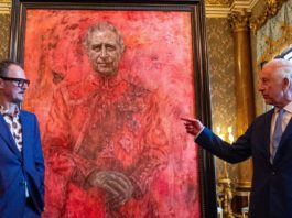 König Charles III. bei der Enthüllung seines Porträts des Künstlers Jonathan Yeo (l.) im Mai. / Source: Getty Images/WPA Pool