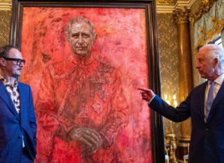 Neues Charles-Porträt: Aktivisten überkleben Gesicht des Königs König Charles III. bei der Enthüllung seines Porträts des Künstlers Jonathan Yeo (l.) im Mai. / Source: Getty Images/WPA Pool