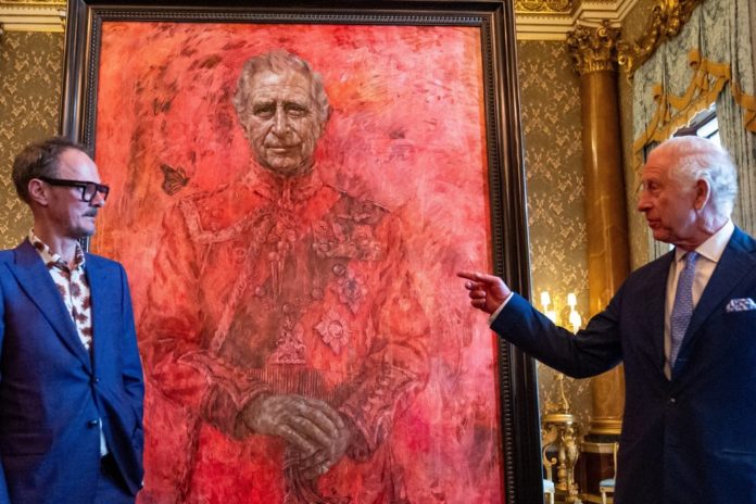 König Charles III. bei der Enthüllung seines Porträts des Künstlers Jonathan Yeo (l.) im Mai. / Source: Getty Images/WPA Pool