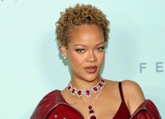 Auftritt in Los Angeles: Rihanna trägt wieder natürliche Locken In Los Angeles zeigte sich Rihanna am 10. Juni mit einer lockigen Kurzhaarfrisur. / Source: getty/Kayla Oaddams/WireImage