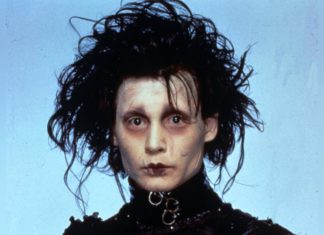 Diese Stars sollten eigentlich “Edward mit den Scherenhänden” spielen Könnte man sich Tom Cruise in dieser Rolle vorstellen? Johnny Depp als "Edward mit den Scherenhänden". / Source: imago/Avalon.red